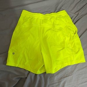 Lululemon Pace Breaker Linerless Mens Size Small Bright Yellow 5” inseam